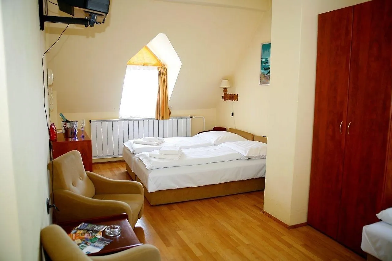 **  Hotel Bara Junior Budapešť Maďarsko
