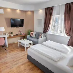 Premium Szervita Square Apartment